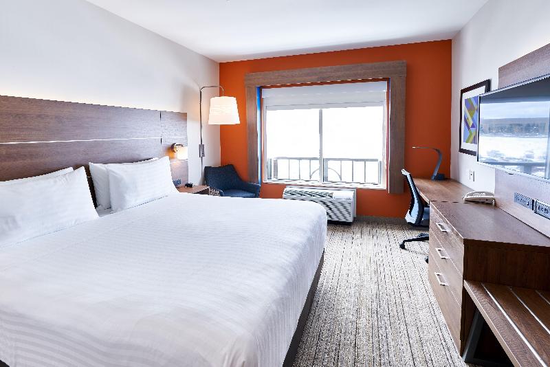 Люкс Кровать Кинг, Holiday Inn Express Hotel & Suites Dieppe Airport, An Ihg