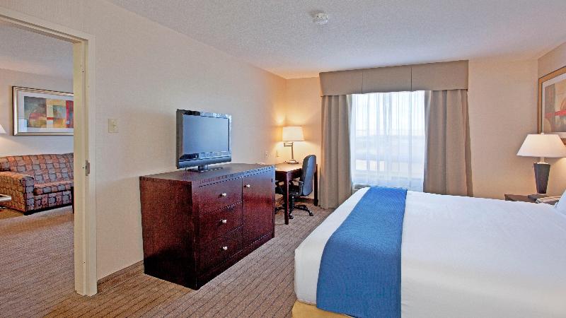带大床的套房, Holiday Inn Express Hotel & Suites Swift Current, An Ihg