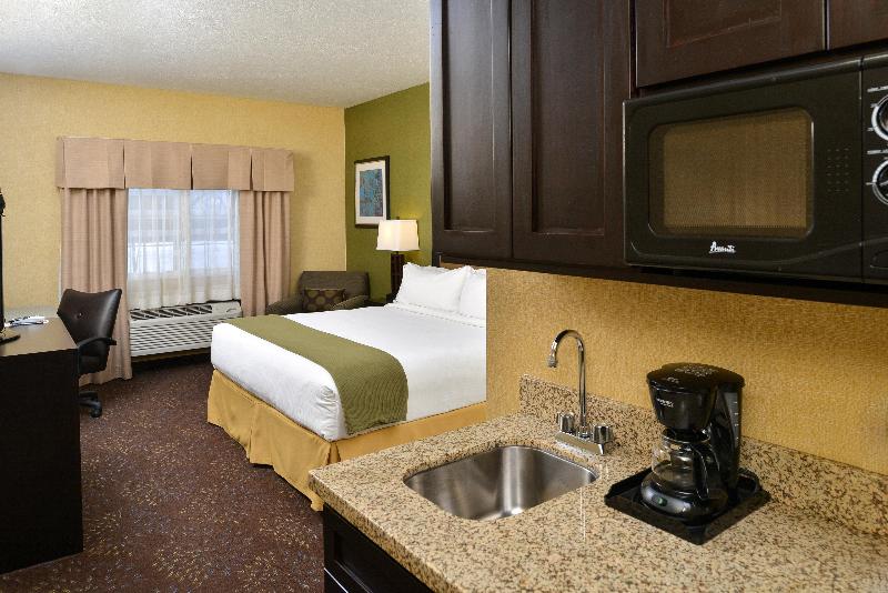 适合残疾人士使用的带超级大床的标准间, Holiday Inn Express Hotel & Suites Charlotte, An Ihg