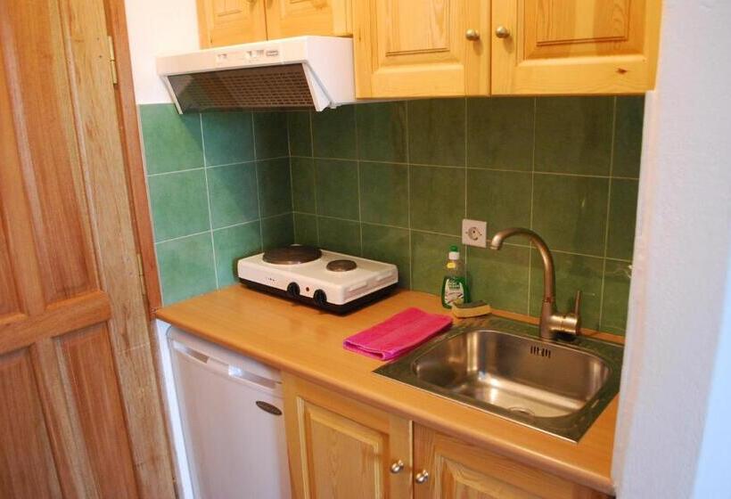 استودیو استاندارد با چشم‌انداز استخر, Siroco S Rooms And Studios