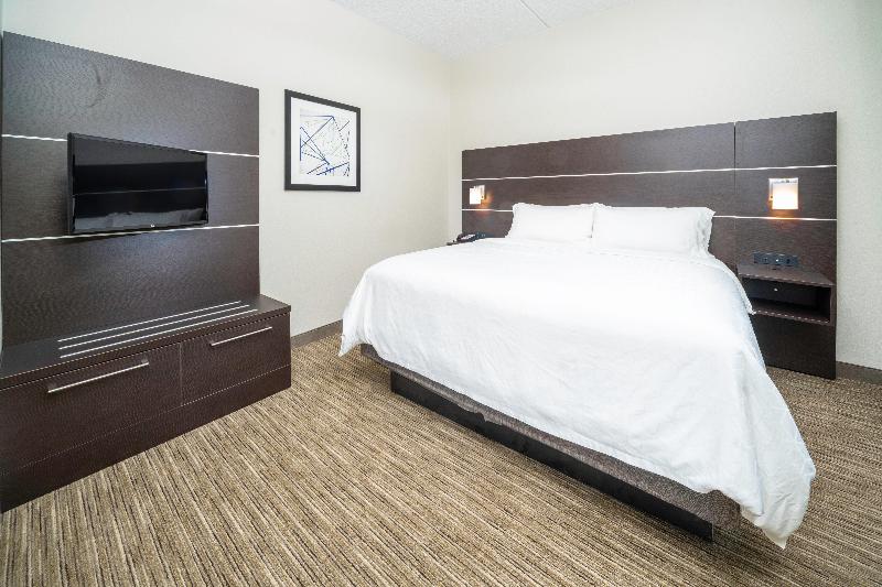 Люкс Кровать Кинг, Holiday Inn Express Clayton Southeast Raleigh, An Ihg