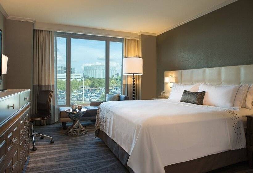 Номер Клуб, Renaissance Tampa International Plaza