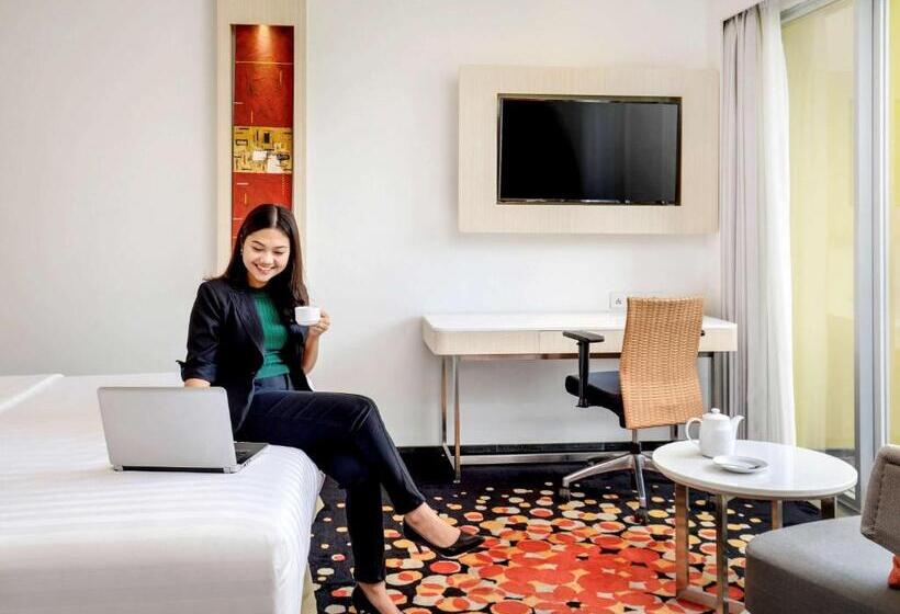 带泳池观景的豪华房, Novotel Palembang