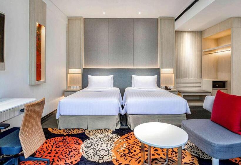 带泳池观景的豪华房, Novotel Palembang