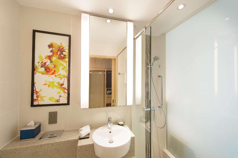 Standard Room King Size Bed, Hilton Garden Inn Singapore Serangoon