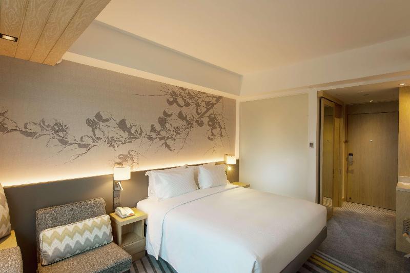 Deluxe Room King Bed & City View, Hilton Garden Inn Singapore Serangoon