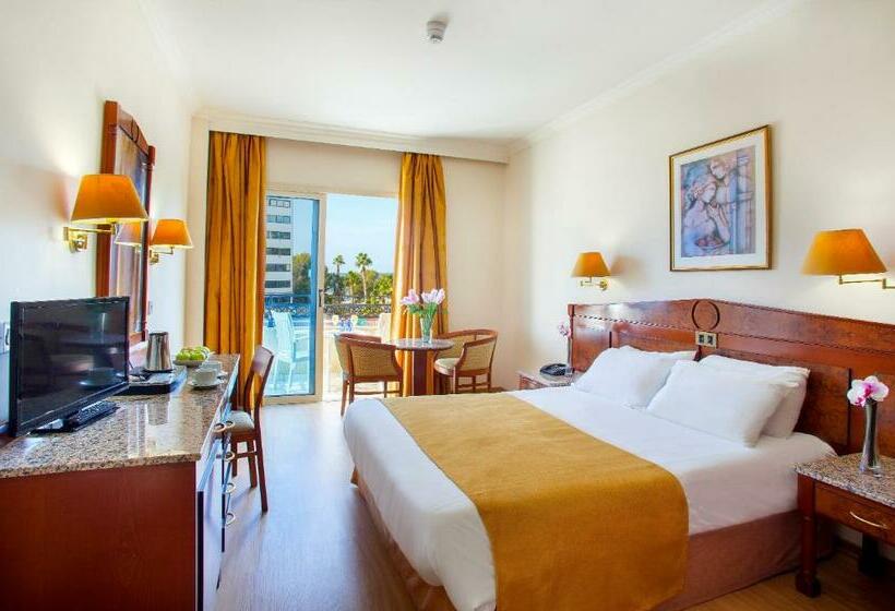 수피리어 트리플 룸, Kapetanios Limassol