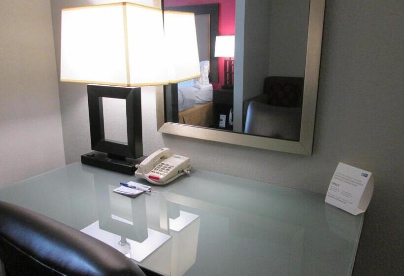 キングサイズベッドのスイートルーム, Holiday Inn Express Cloverdale   Greencastle, An Ihg