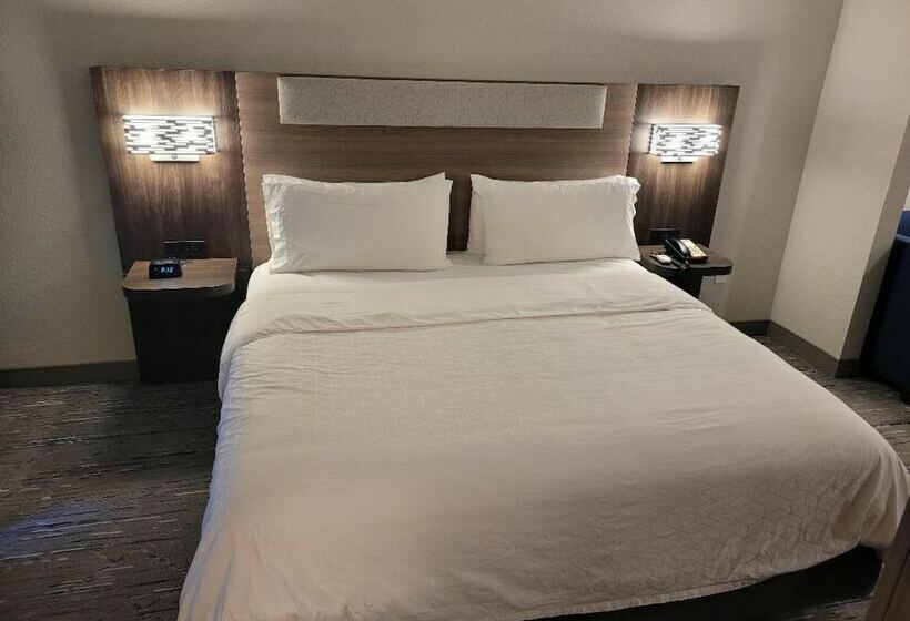 Люкс Кровать Кинг, Holiday Inn Express & Suites Starkville By Ihg