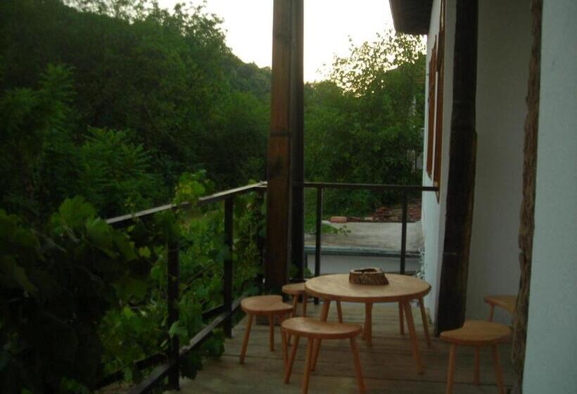 اتاق استاندارد سه نفره, Hostel Mostel