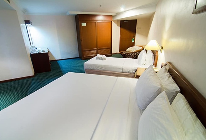 اتاق لوکس سه تخته, Coral Bay Resort
