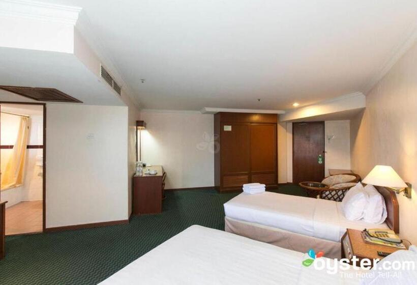 اتاق لوکس سه تخته, Coral Bay Resort