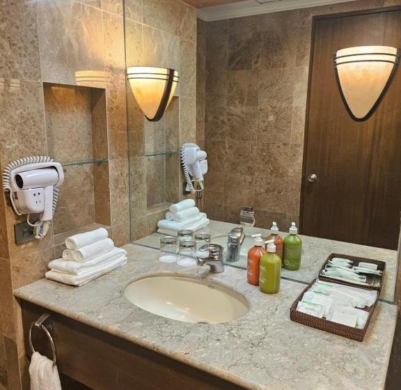 Люкс Вид на Бассейн, Holiday Inn & Suites Batangas Limapark, An Ihg