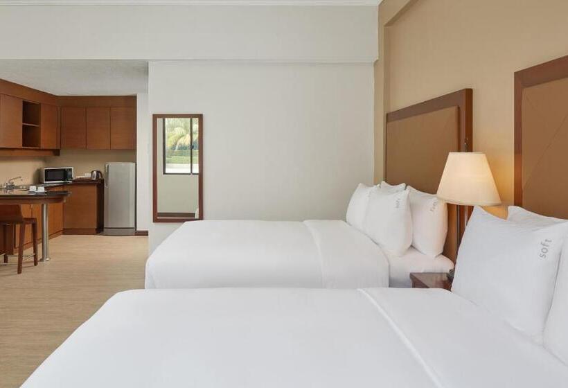 Люкс Вид на Бассейн, Holiday Inn & Suites Batangas Limapark, An Ihg