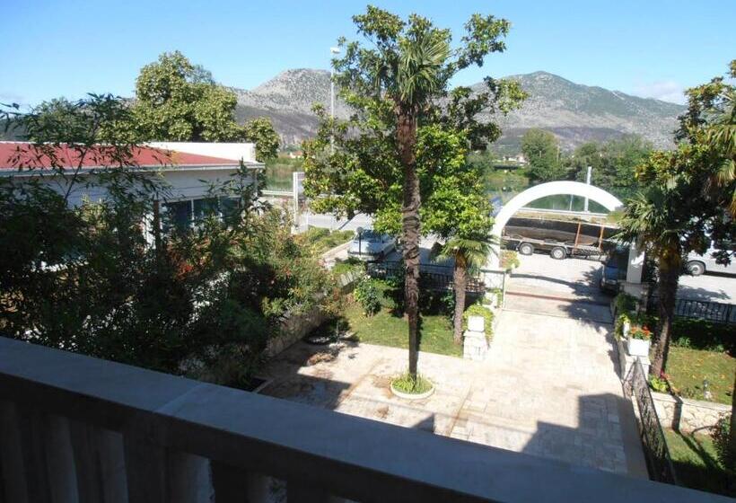 اتاق استاندارد با بالکن, Metković