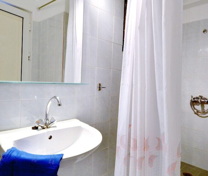 استودیوی استاندارد با چشم‌انداز دریا, Mirabella Apartments