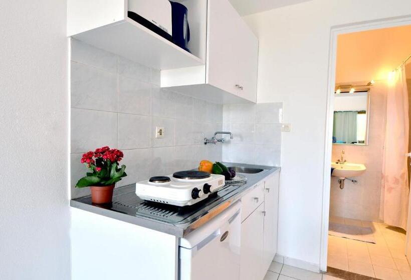 استودیوی استاندارد با چشم‌انداز دریا, Mirabella Apartments
