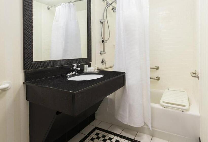 Люкс Кровать Кинг, Fairfield Inn & Suites – Buffalo Airport