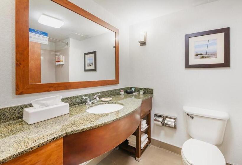 带大床的套房, Surf And Sand Fernandina Beach At Amelia Island, Ascend Hotel Collection