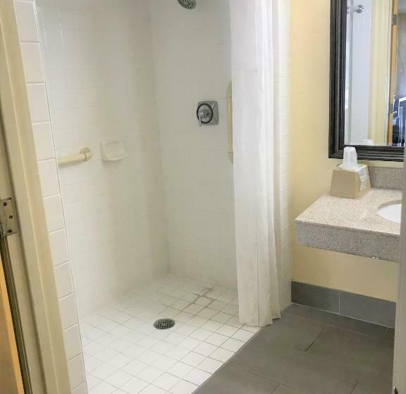 Номер Стандарт Кровать Кинг Адаптированный для Инвалидов, Days Inn By Wyndham Ridgeland South Carolina