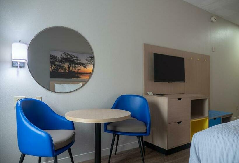Номер Deluxe Адаптированный для Инвалидов, Days Inn & Suites By Wyndham Savannah North I95