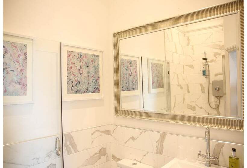 수피리어 룸, Latimer House