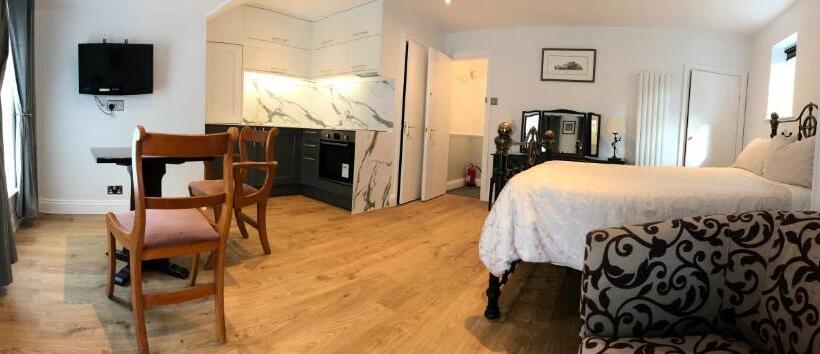 Студия Стандарт, Pulteney House