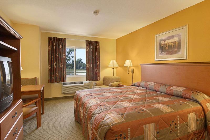 اتاق استاندارد با تخت بزرگ, Super 8 By Wyndham Topeka At Forbes Landing
