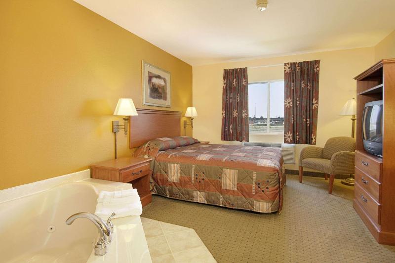 اتاق استاندارد, Super 8 By Wyndham Topeka At Forbes Landing