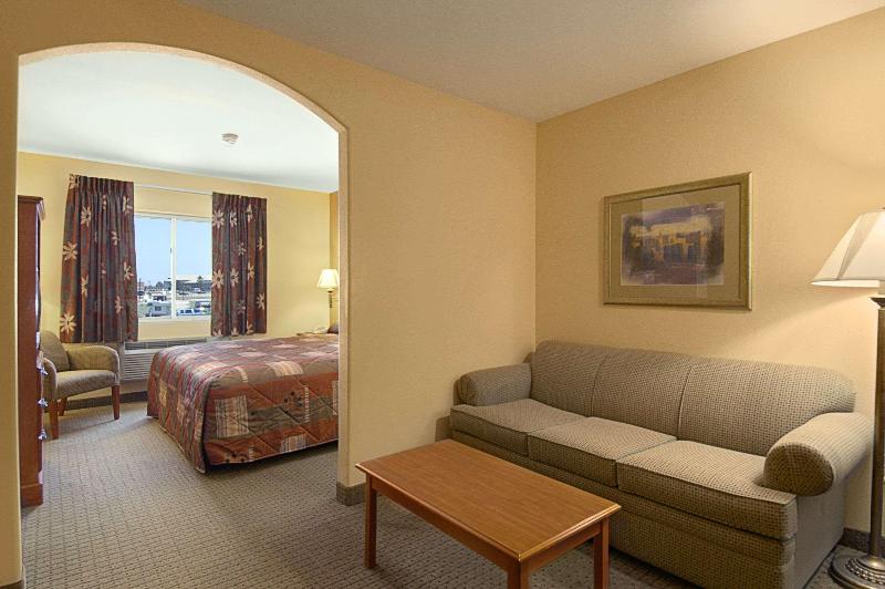 سوئیت با تخت بزرگ, Super 8 By Wyndham Topeka At Forbes Landing