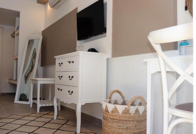 اتاق استاندارد با چشم‌انداز استخر, Lindian Jewel Hotel And Villas
