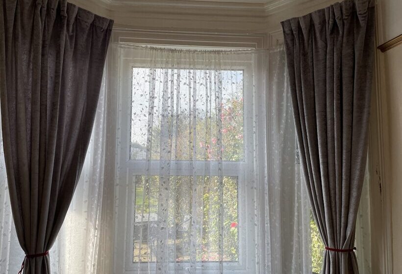 Номер Стандарт, Diamonds Lodge Near York Hospital