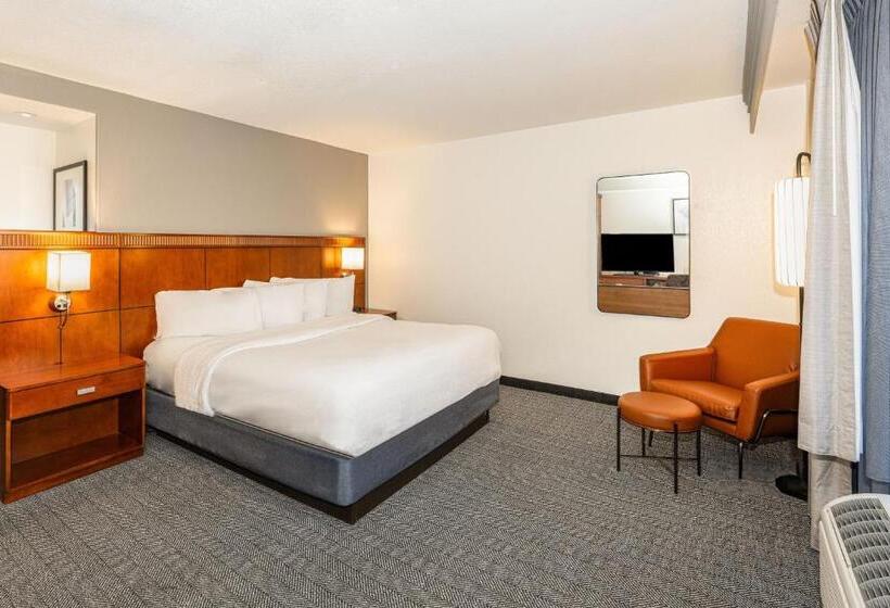 اتاق استاندارد با تخت بزرگ, Courtyard By Marriott Wichita At Old Town