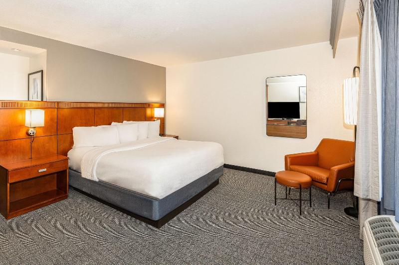 اتاق استاندارد با تخت بزرگ, Courtyard By Marriott Wichita At Old Town