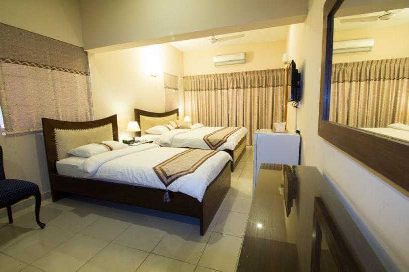 اتاق استاندارد چهار تخته, Royal Inn
