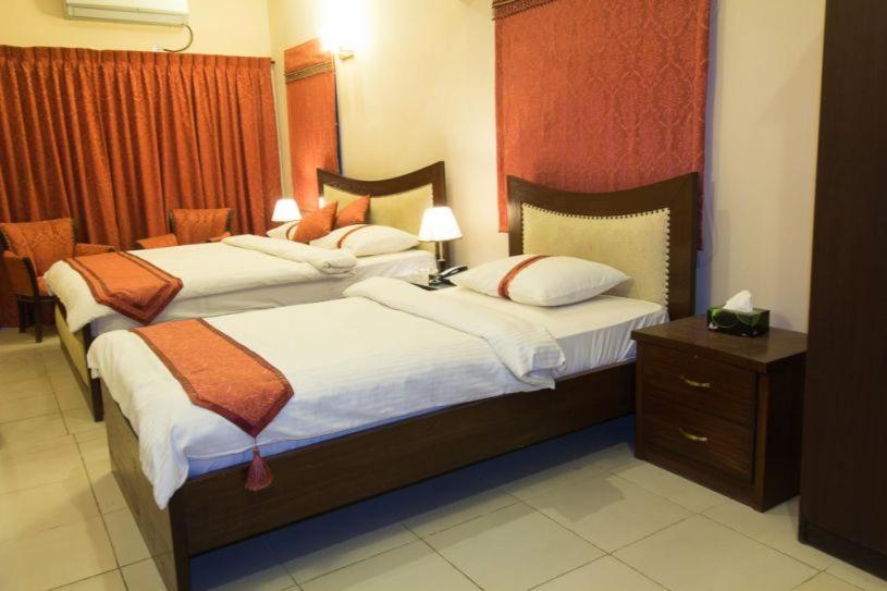 اتاق استاندارد چهار تخته, Royal Inn