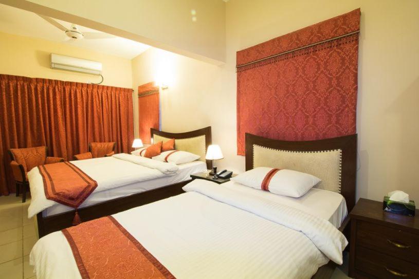 اتاق استاندارد چهار تخته, Royal Inn