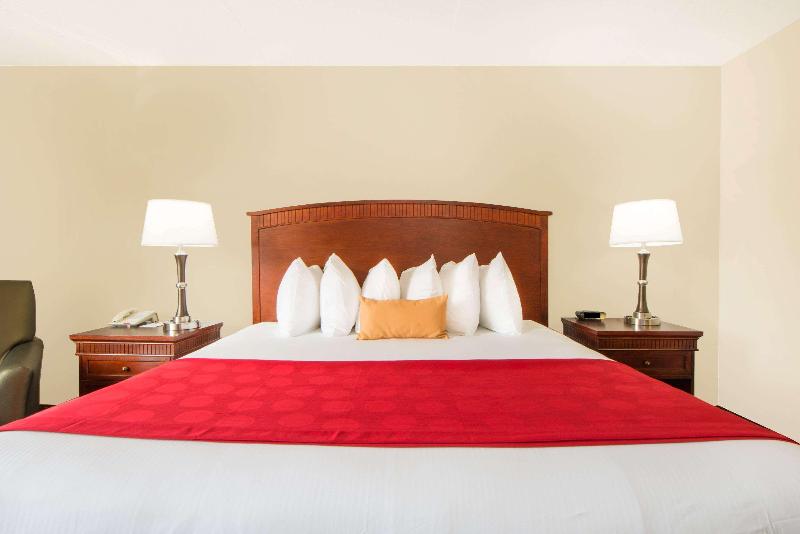 带大床的小型套房, Skyler Syracuse Tapestry Collection By Hilton