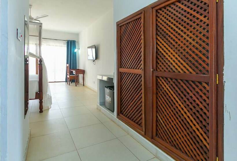 اتاق لوکس با چشم‌انداز استخر, African Dada Resort And Spa