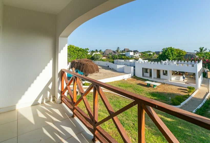 اتاق لوکس با چشم‌انداز استخر, African Dada Resort And Spa