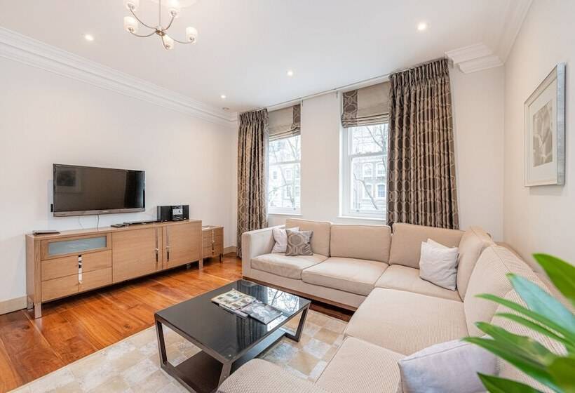 דירת אקזקיוטיב 2 חדרים, Claverley Court