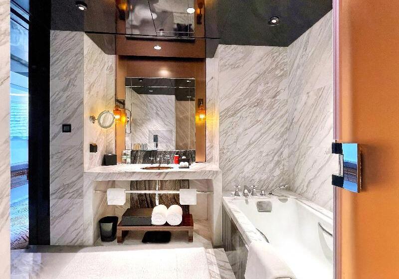 Quarto Clássico, Regent Shanghai Pudong   Complimentary First Round Minibar Per Stay   Including A Bottle Of Wine