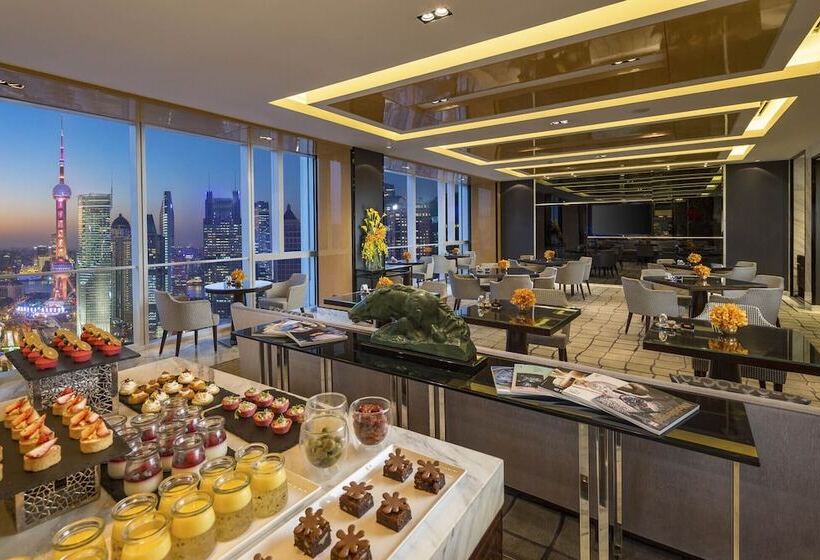 Quarto Premium, Regent Shanghai Pudong   Complimentary First Round Minibar Per Stay   Including A Bottle Of Wine