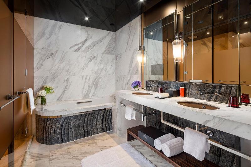 Quarto Premium, Regent Shanghai Pudong   Complimentary First Round Minibar Per Stay   Including A Bottle Of Wine