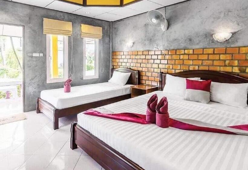 اتاق استاندارد سه تخته با چشم‌انداز باغ, Lanta New Beach Bungalows   Sha Plus