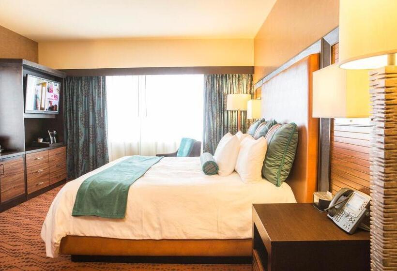 带大床的豪华间, Akwesasne Mohawk Casino Resort And Players Inn Hotel  Formerly Comfort Inn And Suites Hogansburg Ny