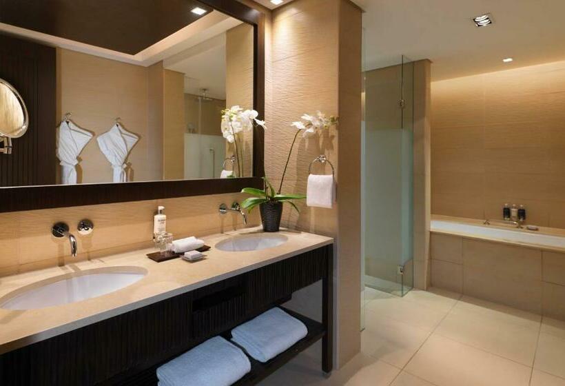 Номер Deluxe Вид на Озеро, Anantara The Palm Dubai Resort