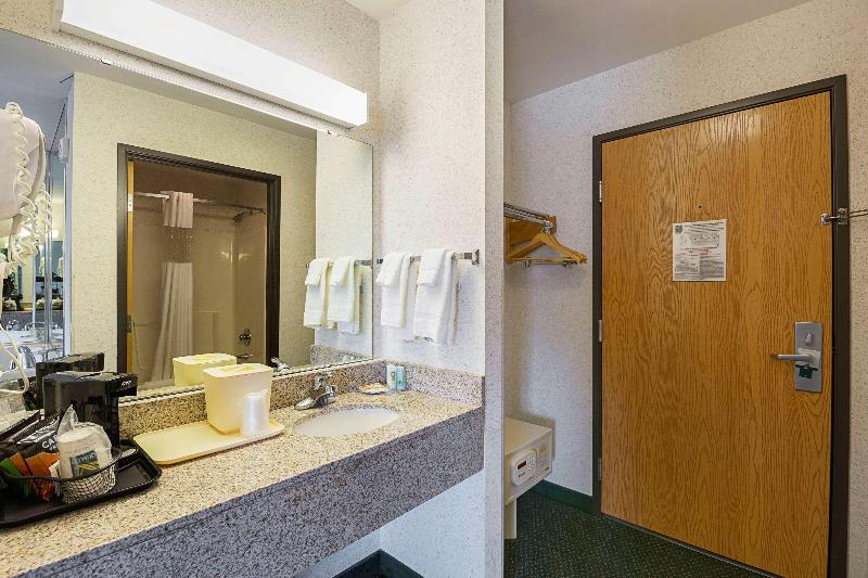 Люкс, Quality Inn & Suites Belmont Route 151