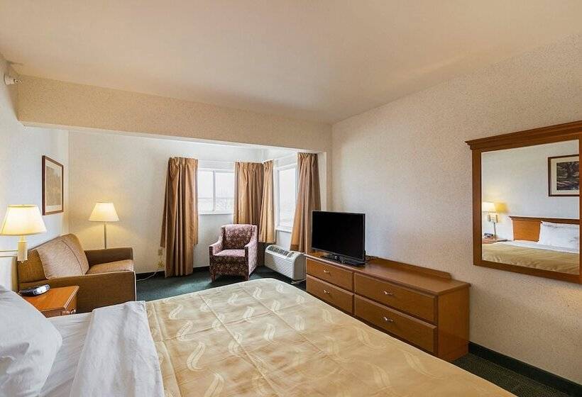 Люкс, Quality Inn & Suites Belmont Route 151