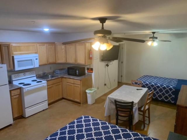 Номер Стандарт, Cotulla Executive Inn